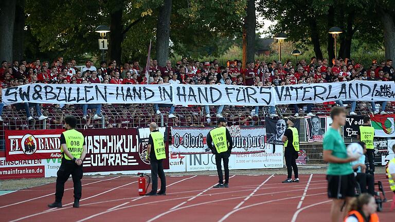 Ein vieldeutiges Transparent der Kickers-Ultras – gesehen beim Derby im September 2022 im Schweinfurter Sachs-Stadion.