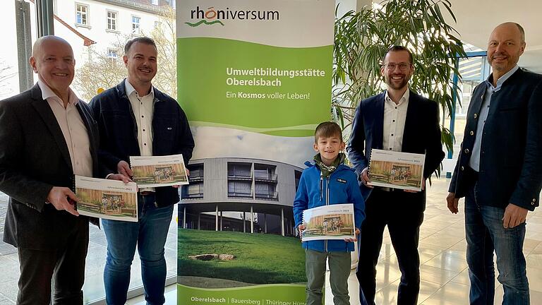 Rekordjahr für die Umweltbildungsstätte Oberelsbach: Das Bild zeigt (von links): Landrat Thomas Habermann, Geschäftsführer Bernd Fischer, Noah Denner, Bürgermeister Björn Denner und Naturpark Geschäftsführer Klaus Spitzl.