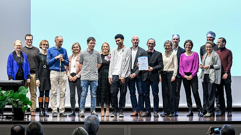 Den zweiten Preis der Aktion 'Zeichen setzen' erhielt die Abteilung Laufen-Triathlon der Turngemeinde 48 Schweinfurt.