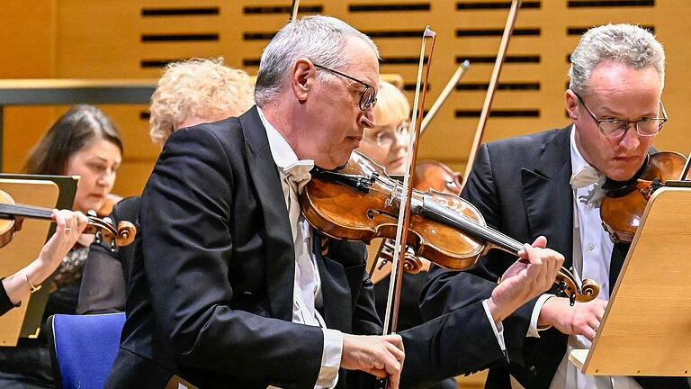 Der Mann am ersten Pult: Konzertmeister Franz Peter Fischer bei einem Sinfoniekonzert des Philharmonischen Orchesters Würzburg im Jahr 2022.&nbsp;