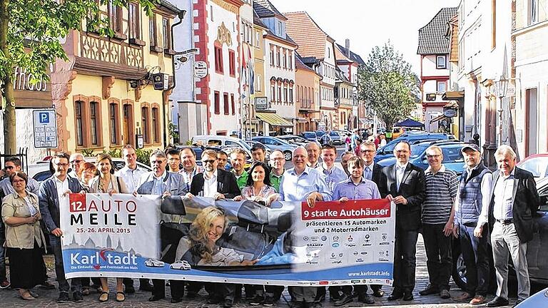 Das Dutzend ist voll: Zwölfte Karlstadter Automeile an diesem Wochenende       -  (ka)  Bis Sonntagabend mutiert die Karlstadter Hauptstraße inklusive dem Parkplatz am Oberen Tor wieder zu einer großen Autoausstellung. Geöffnet ist Samstag und Sonntag von 10 bis 18 Uhr. Bei der Eröffnung informierte Alexander Köhler als Sprecher der Karlstadter Autohäuser, dass diesmal von neun Autohäusern 15 Auto- und zwei Motorradmarken präsentiert werden. Auch Elektroautos und Erdgasfahrzeuge gibt es zu sehen und erstmals ist ein Fahrzeugaufbereiter dabei. Zum Rahmenprogramm der mittlerweile zwölften Automeile gehören die Vorstellung eines Rettungsfahrzeuge, ein Kinderprogramm mit Bobby- und Kettcar (auf dem Kirchplatz) und der Besuch von Uwe Bein, früherer Fußballstar und Weltmeister 1990 am Sonntag um 14.30 Uhr auf dem Marktplatz. Bein gibt nicht nur Autogramme, sondern tritt auch beim Torwandschießen gegen die Bürgermeister aus Karlstadt, Paul Kruck, und Gemünden, Jürgen Lippert, sowie den Lohrer Stadtrat Josef Blenk an. Karlstadts dritte Bürgermeisterin Anja Baier dankte bei der Eröffnung am Freitagnachmittag den Autohäusern für ihre Mühen. Als Sponsoren der Automeile fungieren die Energieversorgung, die Raiffeisenbanken Main-Spessart und die Sparkasse Mainfranken.