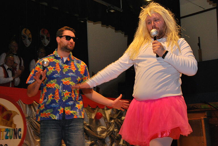 Bei der Playbackshow hielt es in der Kirchheimer Prunksitzung kaum noch jemanden auf den – neu angeschafften – Stühlen. Bei der Playbackshow hielt es in der Kirchheimer Prunksitzung kaum noch jemanden auf den – neu angeschafften – Stühlen.