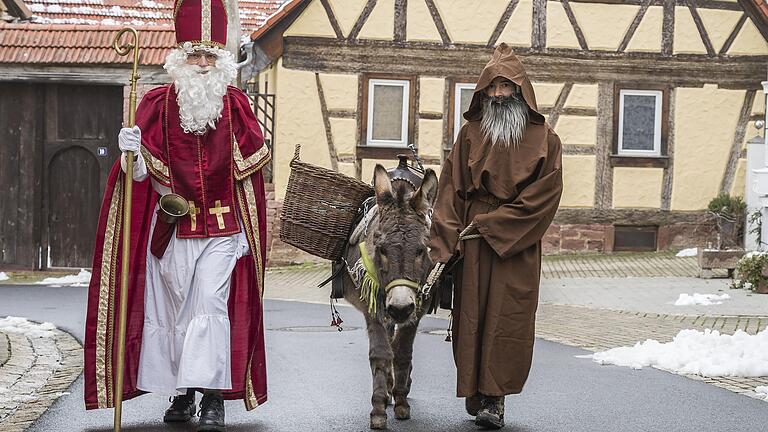 Ganz corona-konform waren der Nikolaus und Knecht Ruprecht in Neubrunn unterwegs, um den Kindern des Dorfes eine Freude zu bereiten. Ganz corona-konform waren der Nikolaus und Knecht Ruprecht in Neubrunn unterwegs, um den Kindern des Dorfes eine Freude zu bereiten.