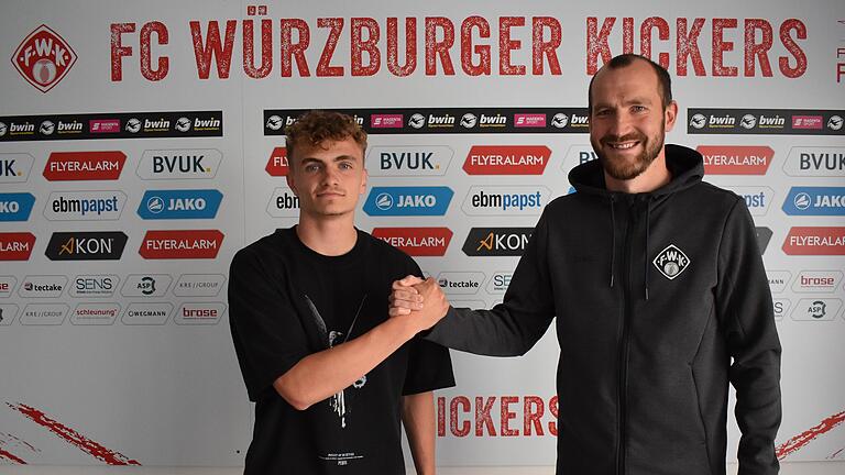 Der vierte Kickers-Neuzugang für die kommende Regionalliga-Saison: Tim Littmann mit FWK-Sportdirektor Sebastian Neumann (rechts).