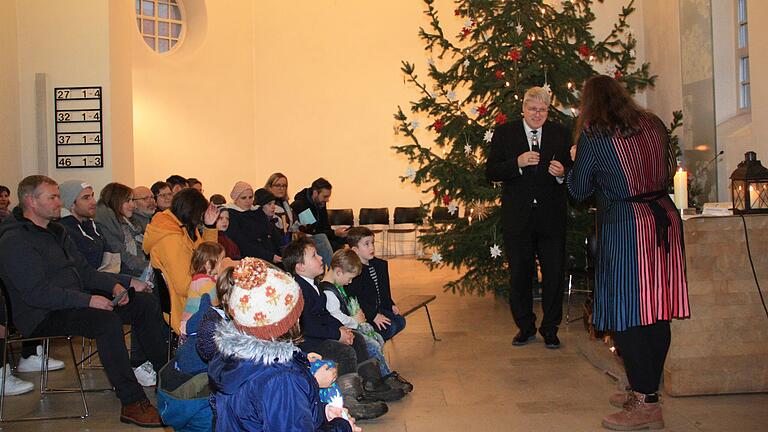An vier Stationen konnten Familien die Weihnachtsgeschichte aus Sicht einer Maus erleben. Die ökumenische Kinderkirche hatte zum Stationenlauf eingeladen. Für die musikalische Begleitung sorgten Pfarrer Reiner Apel (Zweiter von rechts), David und Maja Oppermann und Benedikt Behringer. An vier Stationen konnten Familien die Weihnachtsgeschichte aus Sicht einer Maus erleben. Die ökumenische Kinderkirche hatte zum Stationenlauf eingeladen. Für die musikalische Begleitung sorgten Pfarrer Reiner Apel (Zweiter von rechts), David und Maja Oppermann und Benedikt Behringer.
