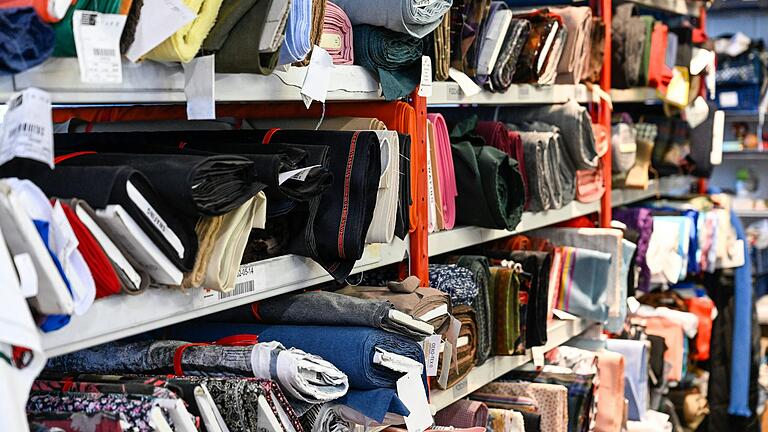 Für Ausbesserungsarbeiten an Hosen, Blusen oder Jacken braucht Christine Schneider heute kaum noch große Stoffbahnen. Ihre Arbeitshalle ist bestückt mit großen Regalen, in denen die farbenfrohen Stoffe lagern. Für Ausbesserungsarbeiten an Hosen, Blusen oder Jacken braucht Christine Schneider heute kaum noch große Stoffbahnen. Ihre Arbeitshalle ist bestückt mit großen Regalen, in denen die farbenfrohen Stoffe lagern.