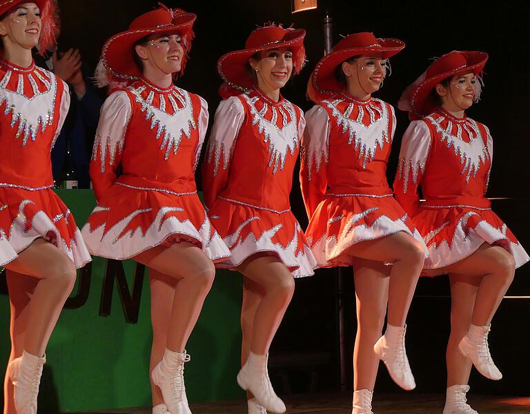 Fasching ohne Gardetanz ist unmöglich; erst recht nicht, wenn die Garden so exakt ihren Sport auf die Bühne bringen wie beim unterfränkischen Faschingsstart in Sennfeld. Fasching ohne Gardetanz ist unmöglich; erst recht nicht, wenn die Garden so exakt ihren Sport auf die Bühne bringen wie beim unterfränkischen Faschingsstart in Sennfeld.