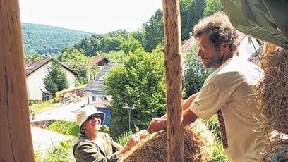 Helfende Hände beim Strohhausbau.