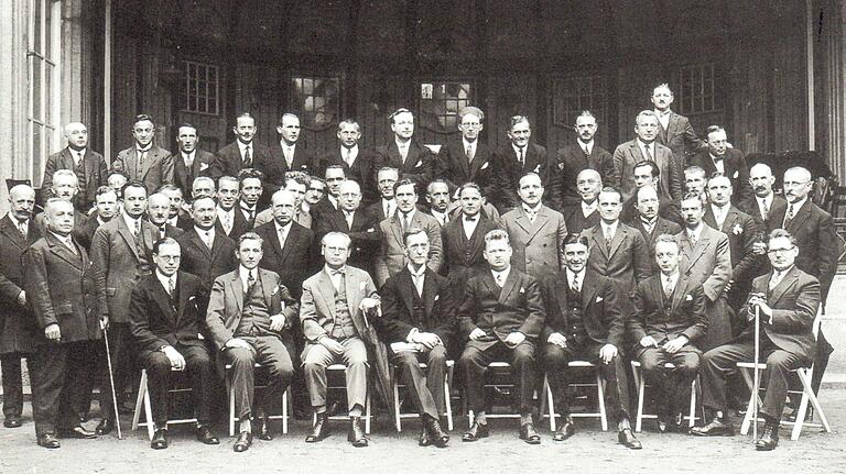 Die Münchner Philharmoniker vor der Drehbühne in Bad Kissingen, im Sommer 1927. Die Münchner Philharmoniker vor der Drehbühne in Bad Kissingen, im Sommer 1927.
