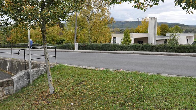 Hier, auf der Ringstraße in der Nähe zu der Firma Elektro-Geuppert, soll eine Querungshilfe den Zugang zum Friedhof erleichtern.