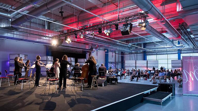 Mit maximalen Abständen: Die Lautten Compagney Berlin gab ihr Mozartfest-Gastspiel 2020 in der Blauen Halle. Mit maximalen Abständen: Die Lautten Compagney Berlin gab ihr Mozartfest-Gastspiel 2020 in der Blauen Halle.