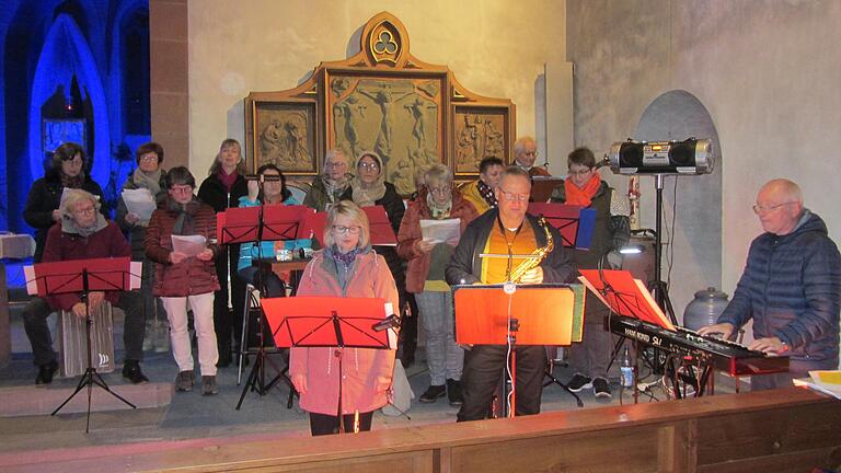 Band und Chor 'Mehr...!' (Rieneck) gestaltete die 'Abendgesänge' des pastoralen Raums Gemünden zum Thema 'Himmelweit und erdennah' unter der Leitung von Klaus Simon (rechts) in der Kirche St. Peter und Paul. Band und Chor 'Mehr...!' (Rieneck) gestaltete die 'Abendgesänge' des pastoralen Raums Gemünden zum Thema 'Himmelweit und erdennah' unter der Leitung von Klaus Simon (rechts) in der Kirche St. Peter und Paul.