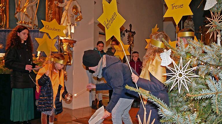 Beim besonderen Weihnachtsgottesdienst in Hausen ging es um Sterne, die den Weg zum Kind in der Krippe und durch das Leben weisen.