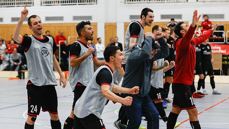 Als Mitspieler Samuel Ersay (nicht im Bild) den entscheidenden Schuss verwandelt, bricht bei den Lengfelder Spielern der Jubel los. Der TSV Lengfeld gewinnt die Würzburger Hallen-Kreismeisterschaft 2024 in Rottendorf. Als Mitspieler Samuel Ersay (nicht im Bild) den entscheidenden Schuss verwandelt, bricht bei den Lengfelder Spielern der Jubel los. Der TSV Lengfeld gewinnt die Würzburger Hallen-Kreismeisterschaft 2024 in Rottendorf.
