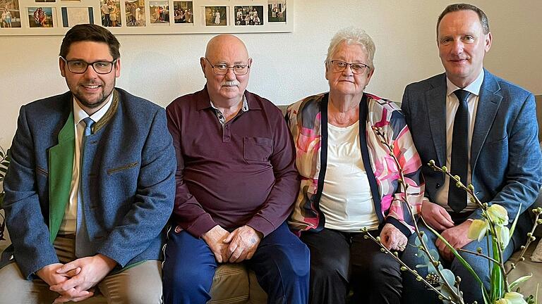 Dem Jubelpaar Günter und Maria Röckel überbrachten der stellvertretende Bürgermeister Andreas Hoch (links) und stellvertretender Landrat Michael Ziegler (rechts) die Glückwünsche der Gemeinde und des Landkreises. Dem Jubelpaar Günter und Maria Röckel überbrachten der stellvertretende Bürgermeister Andreas Hoch (links) und stellvertretender Landrat Michael Ziegler (rechts) die Glückwünsche der Gemeinde und des Landkreises.