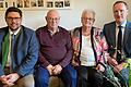 Dem Jubelpaar Günter und Maria Röckel überbrachten der stellvertretende Bürgermeister Andreas Hoch (links) und stellvertretender Landrat Michael Ziegler (rechts) die Glückwünsche der Gemeinde und des Landkreises.