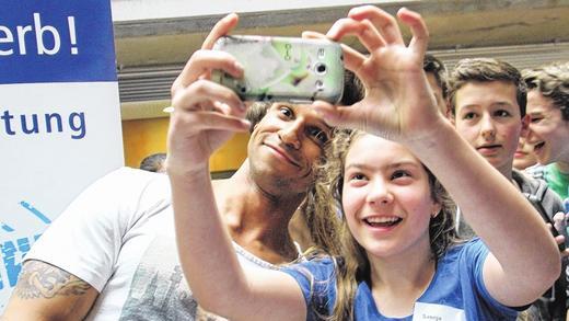 Ein Foto bitte: Am Ende hatte Daniel Aminati alle Hände voll zu tun, um den Autogramm- und Selfie-Wünschen der Veitshöchheimer Schüler nachzukommen. Die mussten teilweise lange warten, bis sie an der Reihe waren.S (3): Dieter Gürz Ein Foto bitte: Am Ende hatte Daniel Aminati alle Hände voll zu tun, um den Autogramm- und Selfie-Wünschen der Veitshöchheimer Schüler nachzukommen. Die mussten teilweise lange warten, bis sie an der Reihe waren.S (3): Dieter Gürz