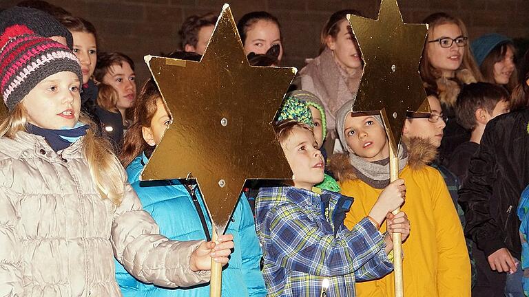 In der Kirche wird das Lied der Sternsinger geprobt.