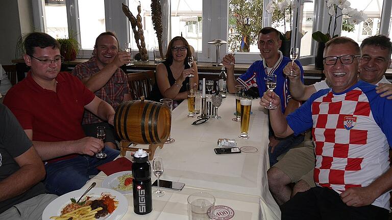 Standhaft bis zuletzt: Die Kroatienfans trösteten sich nach dem 2:1 für Frankreich mit einem Gläschen Slivovitz.