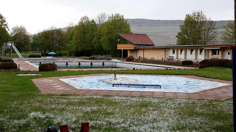 Unter einschränkenden Maßnahmen öffnet die Gemeinde Thüngersheim mit einem umfassenden Betriebskonzept ab 11. Juni wieder ihr Freibad.  Bürgermeister Michael Röhm appelliert in diesem Zusammenhang an gegenseitige Rücksicht und Solidarität der Badegäste.