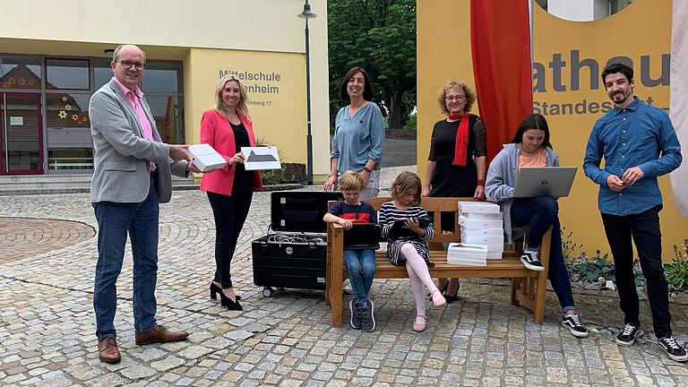 Im Bild (hinten von links): Bürgermeister Achim Höfling, Kultusstaatssekretärin Anna Stolz, Grundschullehrerin Vera Brödner und Schulleiterin Sabine Baer,&nbsp; (vorne:) Paul, Ella und Schülersprecherin Noemi sowie  Mittelschullehrer Johannes Kriegel.