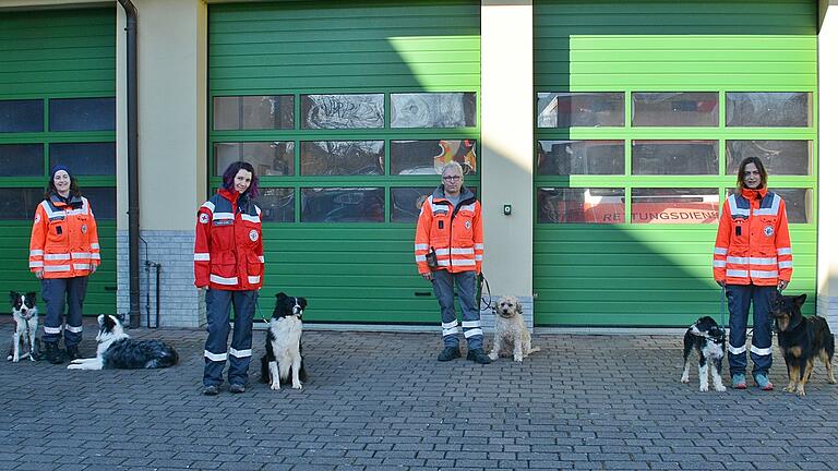 Das neue Team der Rettungshundestaffel im BRK Kreisverband Rhön-Grabfeld mit (von links): Alexandra Klinger mit 'Grace' und 'Hailey', Maria Waibl mit 'Joker', Richard Wagner mit 'Mira' und Ida Storch mit 'Dorie' und 'Anton' .