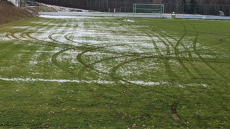 Der Sportplatz in Niederlauer wurde von driftenden Autos zerstört.