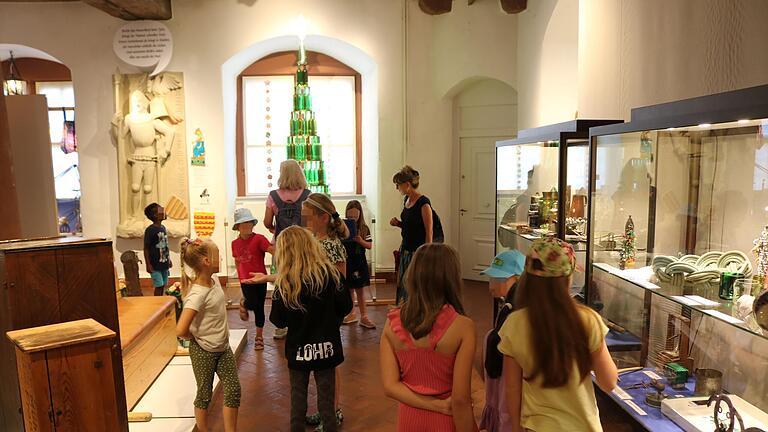 Der Ferienclub der offenen Ganztagsschule in der Grundschule Lohr hat bei einem Besuch der Sonderausstellung im Spessartmuseum das Thema Upcycling vertieft.