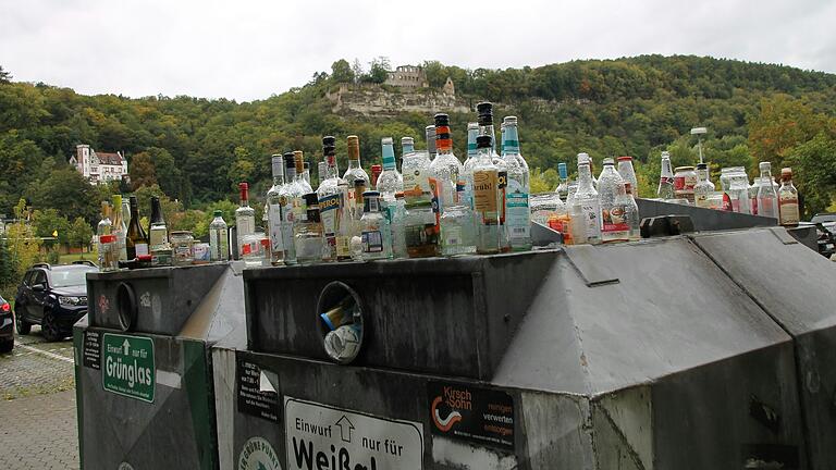 Auf dem Altglascontainer am Brückenturm in Karlstadt stapeln sich die leeren Flaschen. Inzwischen sind die Container dort wieder geleert und die herumstehenden Flaschen entsorgt.&nbsp;