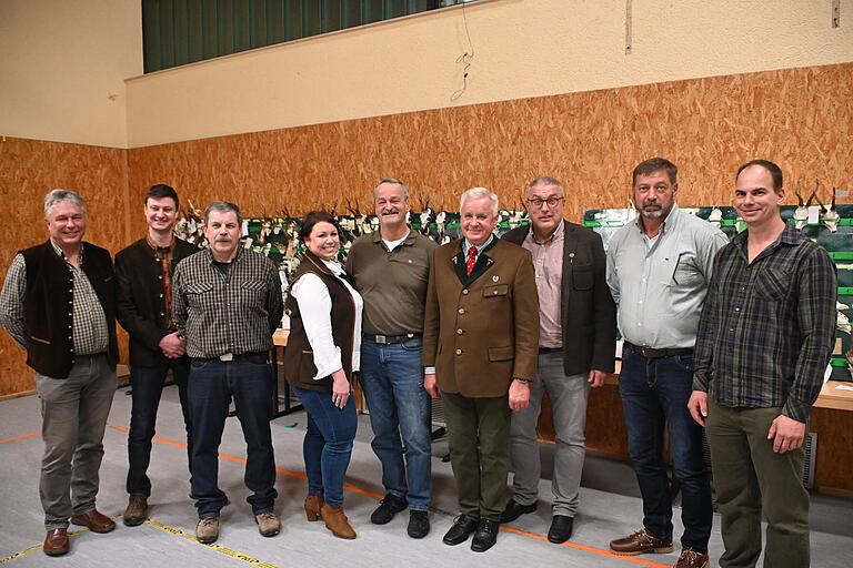 Eine neue Mannschaft führt die Jäger-Kreisgruppe Ochsenfurt. Im Bild von links die Leiter der Hegegemeinschaften Tauber, Gau und Main, Engelbert Zobel, Johannes Köder und Burkhard Metzger, Schriftführerin Tanja Nöth, der neue Vorsitzende Hans-Peter Konigorski, Ehrenvorsitzender Gerhard Klingler, Kassier Udo Bausewein, der scheidende stellvertretende Vorsitzende Gunther Hess sowie der bisherige Schriftführer Daniel Muhler.