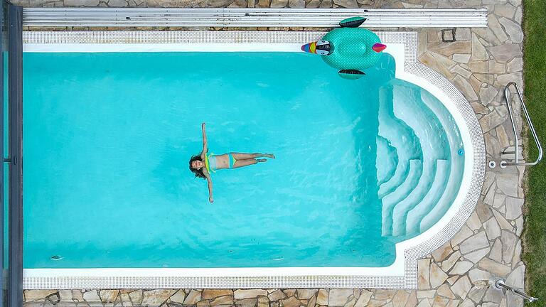 Nicht alle privaten Pools sind so groß wie dieser auf dem Symbolbild. Doch auch in kleinere passen Tausende Liter von Trinkwasser. Dies wirft die Frage auf, ob für das Befüllen solcher privater Pools weiter öffentliche Hydranten angezapft werden dürfen, oder ob ein Verbot dazu führen kann, dass die Zahl privater Pools zumindest nicht weiter zunimmt.