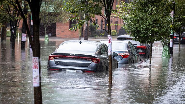 Land unter.jpeg       -  Autos stehen auf einer überfluteten Straße in New York.