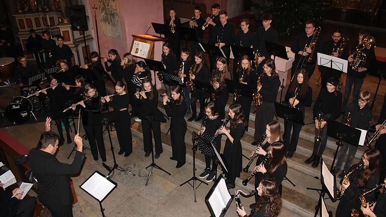 Eindrucksvoll eröffnet wurde das jährliche Weihnachtskonzert des Martin-Pollich-Gymnasiums Mellrichstadt in der vollbesetzten Stadtpfarrkirche vom Sinfonischen Blasorchester.