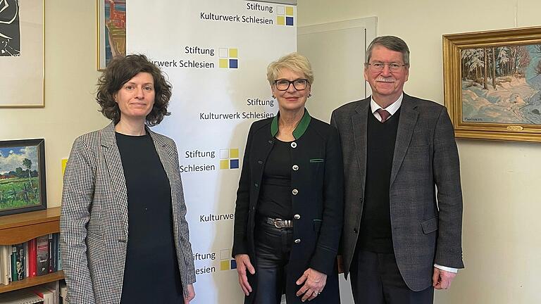 Tauschten sich über die Stiftung Kulturwerk Schlesien Würzburg aus (von links): Lisa Haberkern (Geschäftsführerin), Landtagsabgeordnete Andrea Behr und Paul Hansel (Vorstandsvorsitzender)