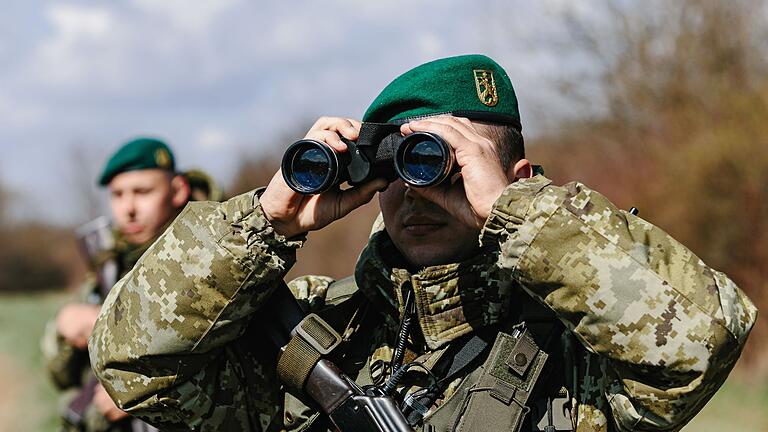 Ukrainische Grenzschützer       -  Der ukrainische Grenzschutz hindert immer wieder kriegsunwillige Wehrpflichtige an der Flucht über die Westgrenzen des Landes. (Archivbild)