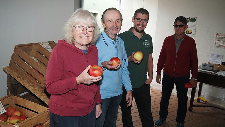 Klaudia und Roland Lehnemann gemeinsam mit Nachfolger Benedikt Böhm und Stammkunde Albert Sachs (von links).