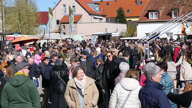 Bei strahlenden Sonnenschein strömten Menschenmassen nach Sand.