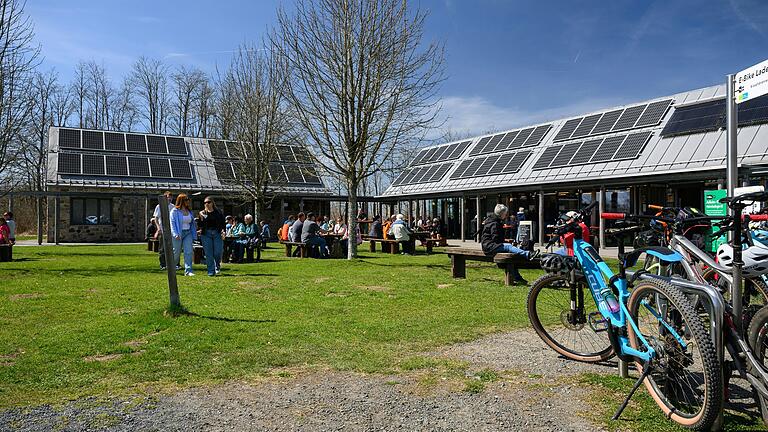 Moderner Bau mit nachhaltigem Anspruch: Der Kiosk am Schwarzen Moor bei Fladungen ist einer der Hotspots in der Bayerischen Rhön. Moderner Bau mit nachhaltigem Anspruch: Der Kiosk am Schwarzen Moor bei Fladungen ist einer der Hotspots in der Bayerischen Rhön.