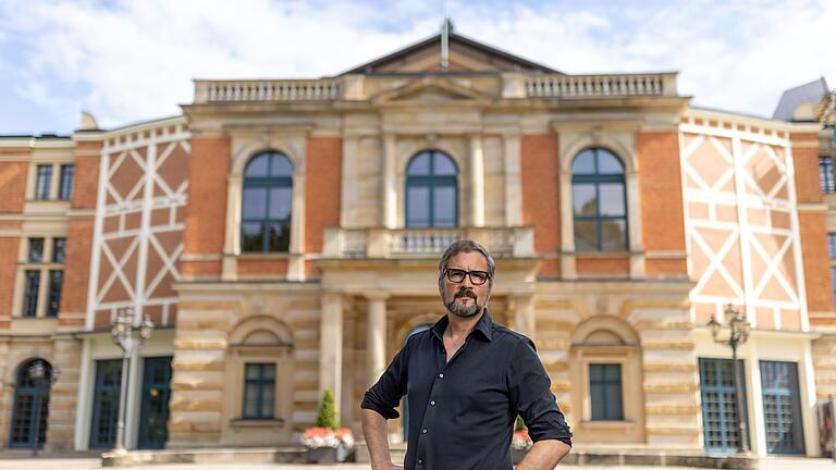 &nbsp;Regisseur Roland Schwab vor dem Bayreuther Festspielhaus.&nbsp;