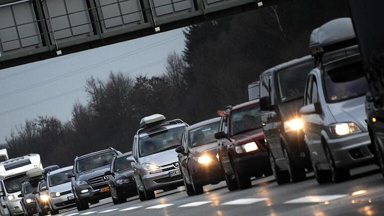 Rund um Weihnachten wird es voll auf den deutschen Autobahnen. Mit viel Verkehr ist auch auf den Alpenrouten in Österreich und in der Schweiz zu rechnen. Foto: Tobias Hase/Archiv       -  An Weihnachten erwartet der ADAC wieder einige Staus auf deutschen Autobahnen.