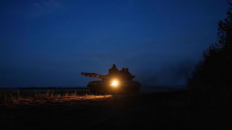 Ukraine-Krieg - Pokrowsk       -  Ukrainischer Panzer ist bei Dunkelheit im Einsatz (Archivbild).