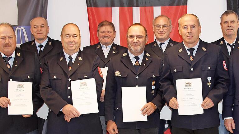 Kreisbrandrat Benno Metz (l.) und Landrat Thomas Bold (r,) überreichten namens des Freistaats das goldene Ehrenzeichen mit Urkunde acht Feuerwehrmännern, die seit 40 Jahren ihren Dienst im Stadtgebiet Hammelburg verrichten. - Kreisbrandrat Benno Metz (l.) und Landrat Thomas Bold (r,) überreichten namens des Freistaats das goldene Ehrenzeichen mit Urkunde acht Feuerwehrmännern, die seit 40 Jahren ihren Dienst im Stadtgebiet Hammelburg verrichten. Kreisbrandrat Benno Metz (l.) und Landrat Thomas Bold (r,) überreichten namens des Freistaats das goldene Ehrenzeichen mit Urkunde acht Feuerwehrmännern, die seit 40 Jahren ihren Dienst im Stadtgebiet Hammelburg verrichten. - Kreisbrandrat Benno Metz (l.) und Landrat Thomas Bold (r,) überreichten namens des Freistaats das goldene Ehrenzeichen mit Urkunde acht Feuerwehrmännern, die seit 40 Jahren ihren Dienst im Stadtgebiet Hammelburg verrichten.