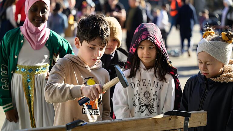 Mitmachen war angesagt beim Kinderfasching am Heuchelhof. Mitmachen war angesagt beim Kinderfasching am Heuchelhof.