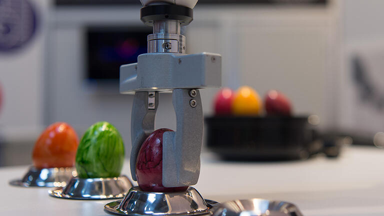 Hannover Messe: Alles dreht sich um Daten - Ostern 4.0: Ein Roboter versetzt auf der Hannover Messe Eier – und alle bleiben heil. Hannover Messe: Alles dreht sich um Daten - Ostern 4.0: Ein Roboter versetzt auf der Hannover Messe Eier – und alle bleiben heil.