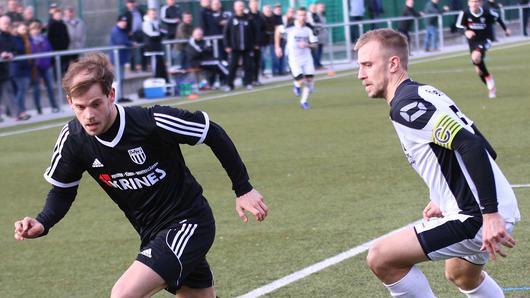 Sands Torschütze zum 1:0, Sebastian Wagner (links), kann sich hier gegen den Amberger Kevin Kühnlein durchsetzen. Sands Torschütze zum 1:0, Sebastian Wagner (links), kann sich hier gegen den Amberger Kevin Kühnlein durchsetzen.