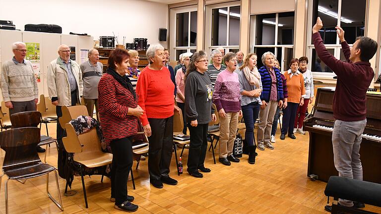 Auch wenn der Nachwuchs fehlt, der Chor des Gesang- und Orchestervereins Dettelbach unter der Leitung von Frank Sodemann ist mit viel Engagement und Freude bei den Proben dabei. Auch wenn der Nachwuchs fehlt, der Chor des Gesang- und Orchestervereins Dettelbach unter der Leitung von Frank Sodemann ist mit viel Engagement und Freude bei den Proben dabei.