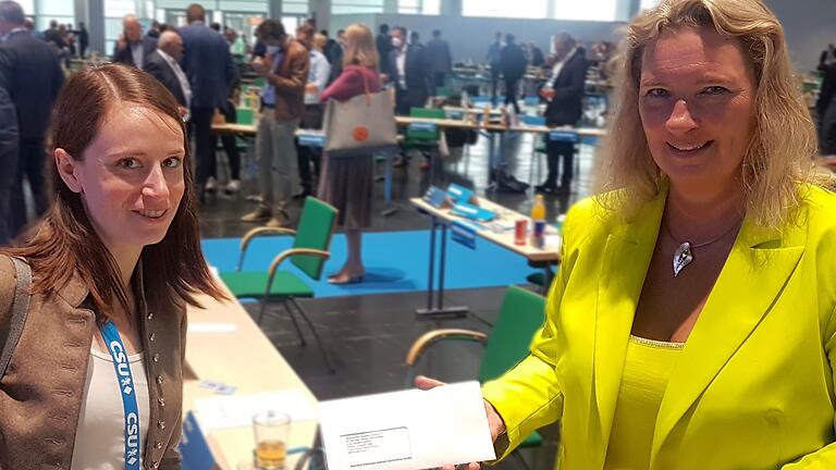 Die Kitzinger Stadträtin Sabrina Stemplowski (links) übergab am Rande des CSU-Parteitags ein Schreiben an Verkehrsministerin Kerstin Schreyer, in dem sie um Unterstützung beim barrierefreien Ausbau des Kitzinger Bahnhofs bittet. Die Kitzinger Stadträtin Sabrina Stemplowski (links) übergab am Rande des CSU-Parteitags ein Schreiben an Verkehrsministerin Kerstin Schreyer, in dem sie um Unterstützung beim barrierefreien Ausbau des Kitzinger Bahnhofs bittet.