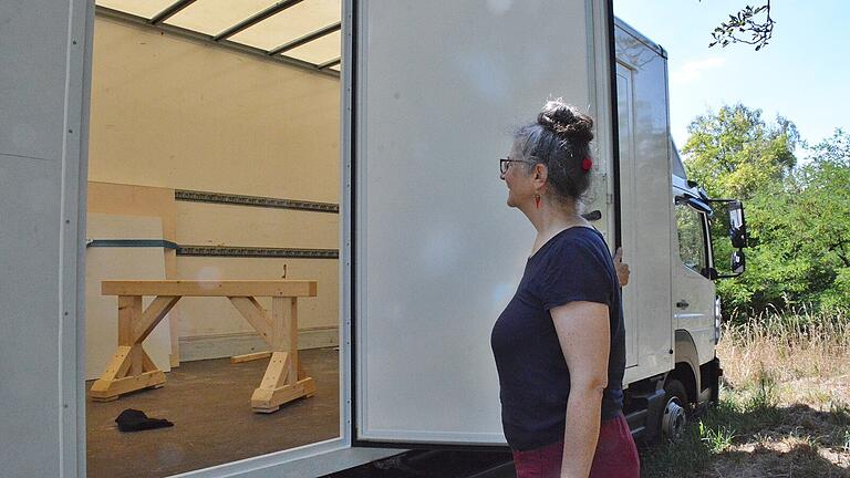 Der neue Theater-Lkw von Schloss Maßbach soll im kommenden Jahr auf die Reise gehen und so Theater auch in kleinere Ortschaften bringen. Theaterleiterin Anne Maar zeigt die bereits eingebauten Türen, durch die künftig die Gäste und Schauspieler gehen. Der neue Theater-Lkw von Schloss Maßbach soll im kommenden Jahr auf die Reise gehen und so Theater auch in kleinere Ortschaften bringen. Theaterleiterin Anne Maar zeigt die bereits eingebauten Türen, durch die künftig die Gäste und Schauspieler gehen.