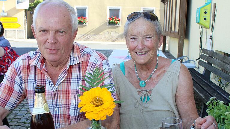 Ernst und Angelika Klein sind bereits Rentner und kaufen deshalb gern vormittags ein, 'wenn Personal da ist'.