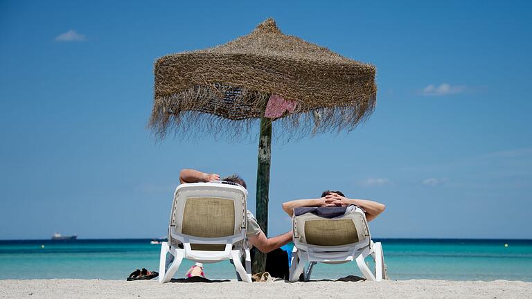 Liegen am Strand.jpeg - Nicht nur in Deutschland ist es aktuell ungewöhnlich warm. Liegen am Strand.jpeg - Nicht nur in Deutschland ist es aktuell ungewöhnlich warm.